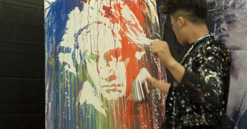 Bức tranh tiêu biểu của phù thủy vẽ tranh Phạm Hồng Minh thể hiện phong cách độc đáo, màu sắc kỳ ảo