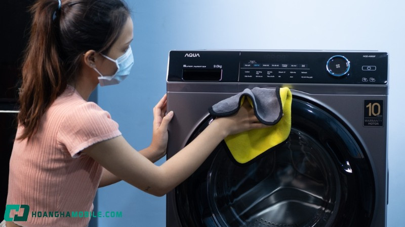 Quần áo được giặt sạch và khô ráo, sẵn sàng cho việc xếp gọn, minh chứng cho khả năng vắt hiệu quả của máy lồng ngang