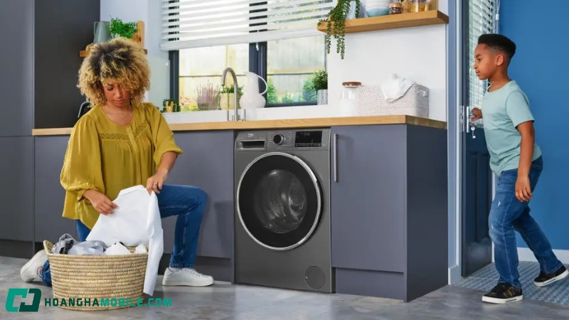 Quần áo sạch sẽ và ít nhăn sau khi giặt bằng máy giặt cửa trước, minh họa hiệu quả giặt và vắt