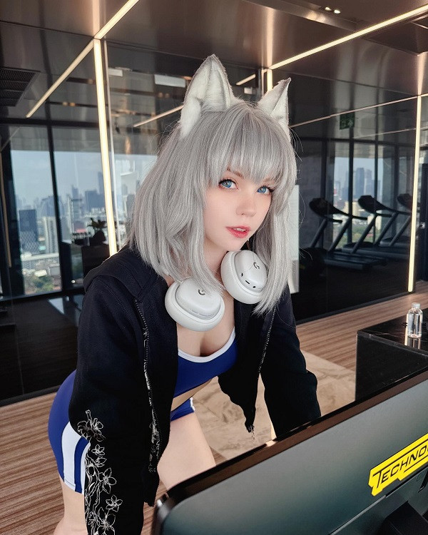 Shiroko cosplay trong bối cảnh có chút hoài cổ