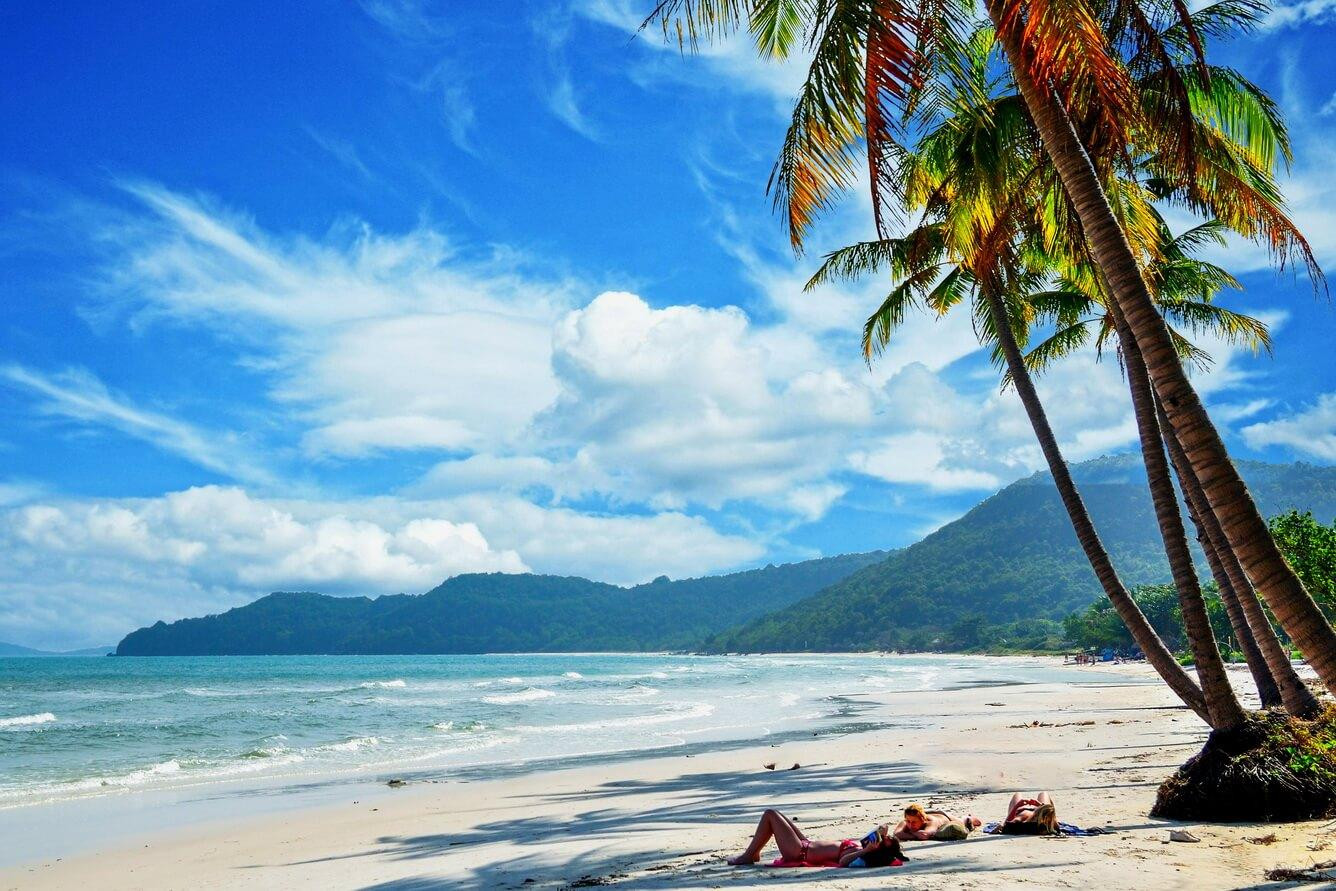 Thêm các yếu tố bối cảnh như sóng biển, đá và bầu trời cho bức vẽ ngọn hải đăng