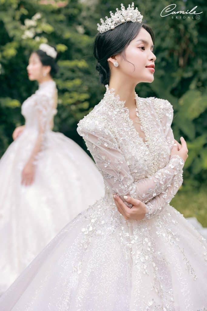 Thêm họa tiết cho thân váy công chúa cầu kỳ với ren đăng ten và hạt cườm lấp lánh