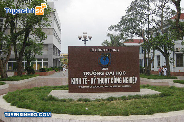 Tòa nhà tại cơ sở Đại học Kinh tế Kỹ thuật Công nghiệp Nam Định