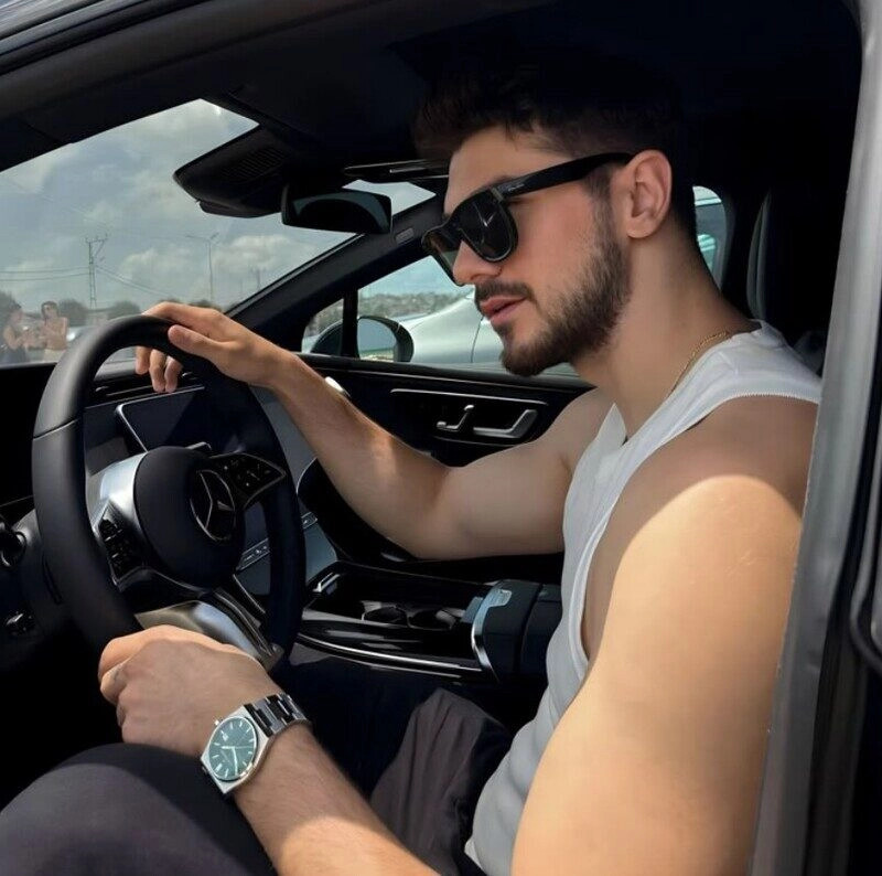 Trai đẹp đeo kính râm đen lái xe với thần thái cuốn hút