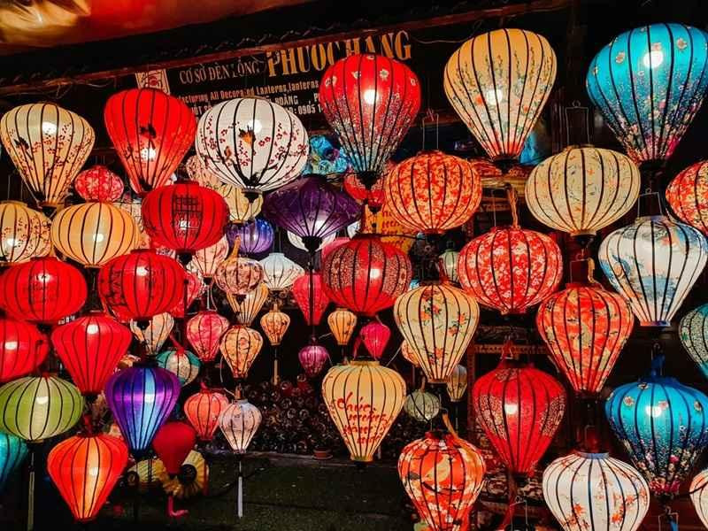 Tranh Hội An đơn giản tái hiện vẻ đẹp lung linh của những chiếc đèn lồng phố cổ