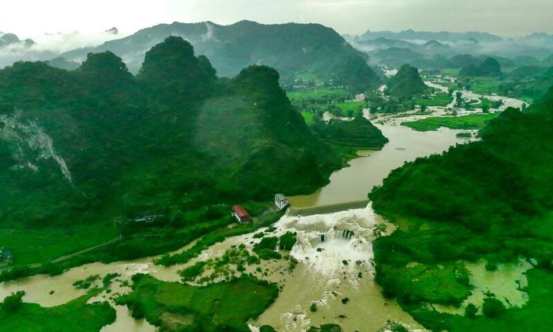 Tranh phong cảnh biển đảo quê hương hùng vĩ với những dãy núi đá vôi và làn nước trong xanh