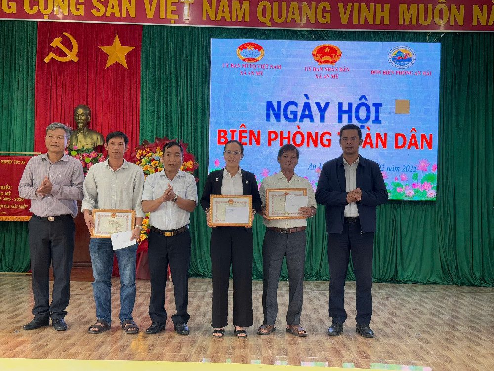 Bức tranh vẽ biển đảo quê hương Việt Nam với hình ảnh người lính hải quân và lá cờ Tổ quốc tung bay đầy tự hào