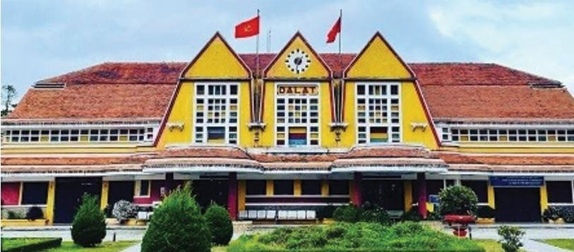 Bức tranh cận cảnh chi tiết kiến trúc độc đáo của Cột Cờ Hà Nội, tập trung vào các ô cửa và chất liệu gạch cổ