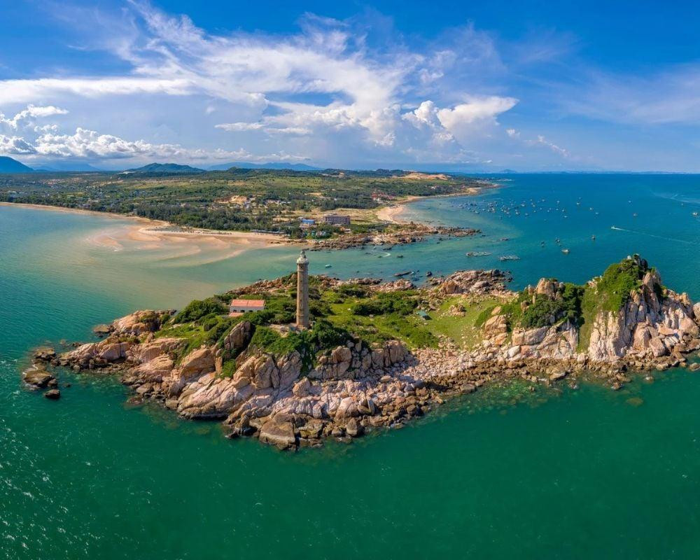 Tranh vẽ Cột Cờ Hà Nội trong khung cảnh cuộc sống thường nhật, có hình ảnh người dân qua lại, tạo không khí gần gũi