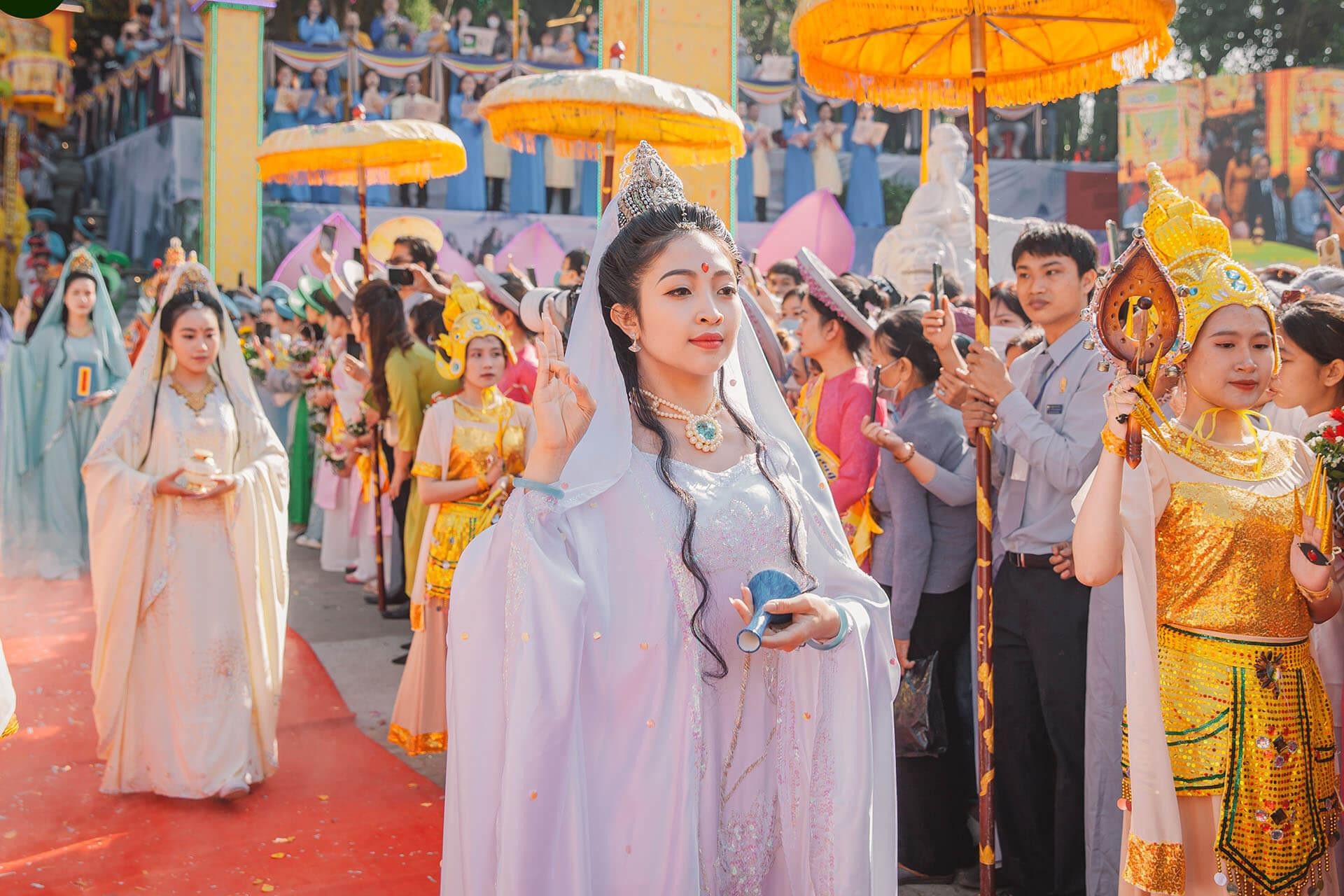 Tranh vẽ không khí lễ hội làng quê Việt Nam với cờ hoa rực rỡ và các trò chơi dân gian