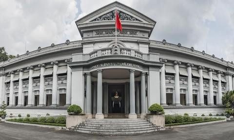 Tranh vẽ khung cửa sổ cổ điển với hoa hồng leo lãng mạn và ánh sáng dịu nhẹ