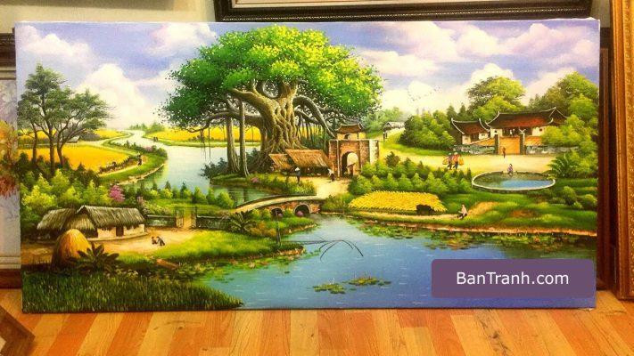 Tranh vẽ chủ đề quê hương khắc họa cây đa cổ thụ, giếng nước trong và sân đình cổ kính