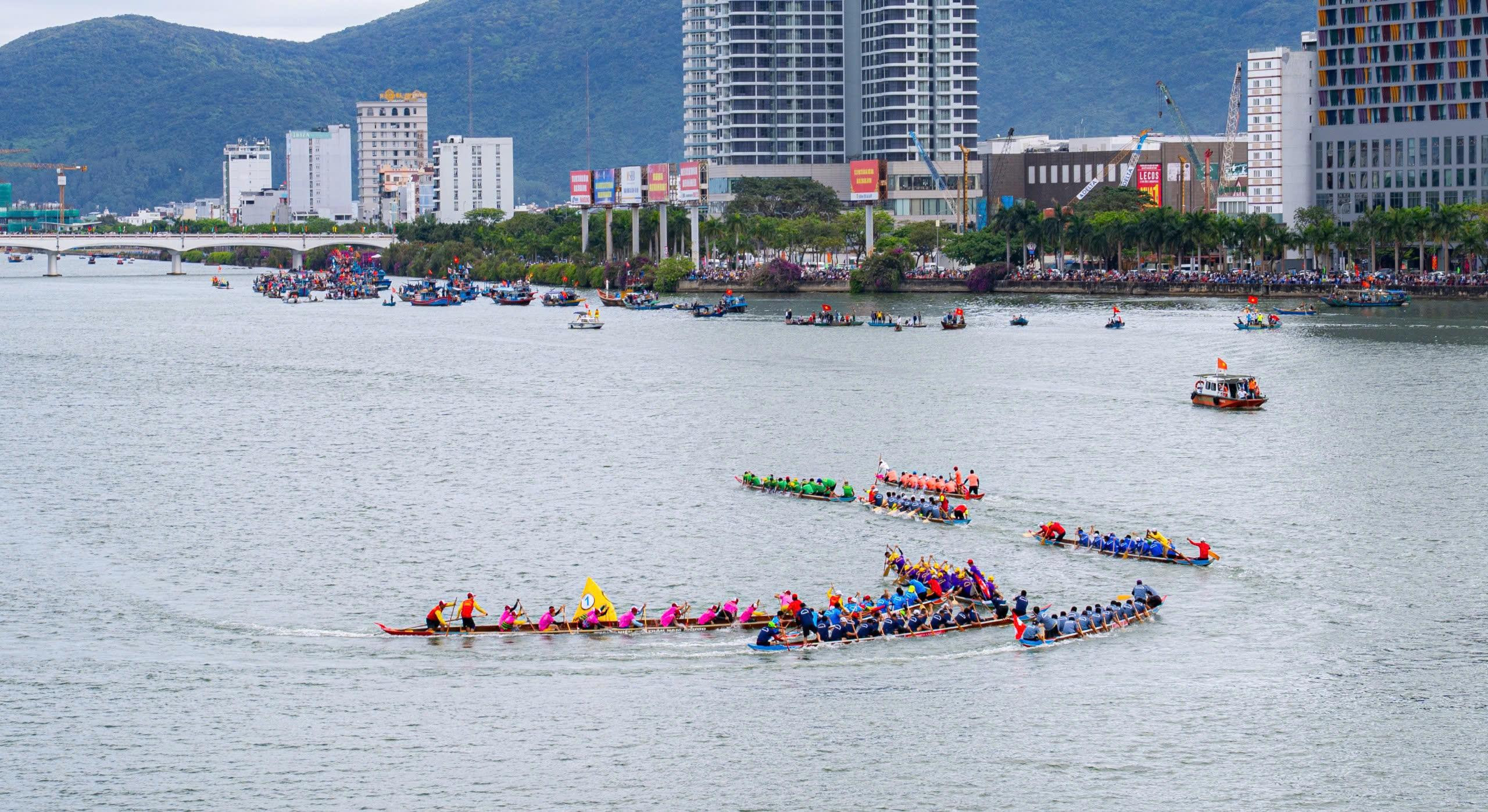 Bức tranh vẽ đề tài lễ hội đua thuyền trên sông đầy kịch tính và tinh thần đồng đội