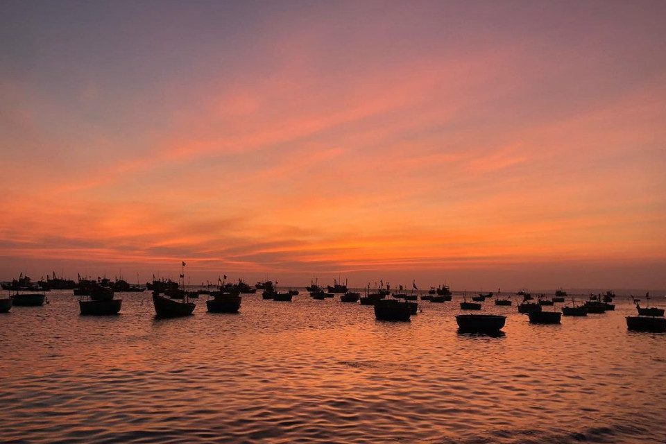 Tranh vẽ màu nước đẹp cảnh biển buổi chiều hoàng hôn với sóng vỗ bờ cát trắng