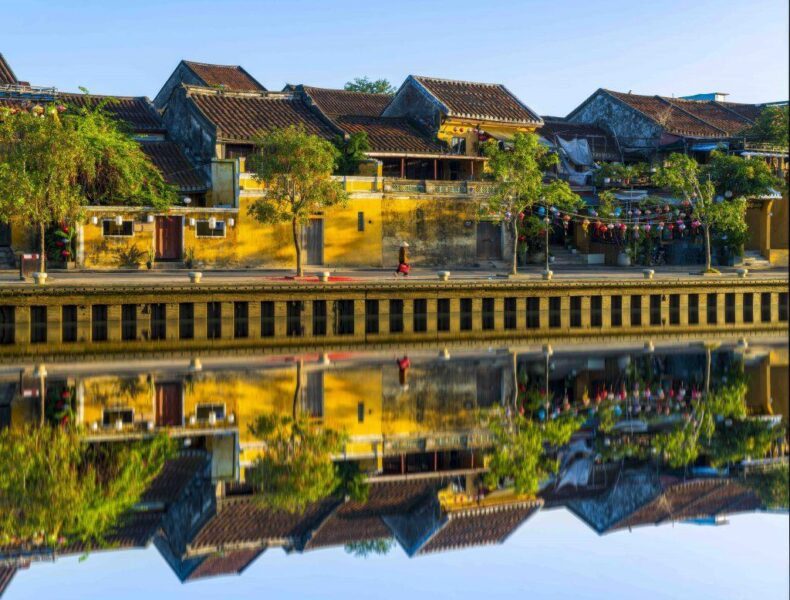 Tranh vẽ phố cổ Hội An đơn giản với những mái ngói rêu phong và tường vàng đặc trưng