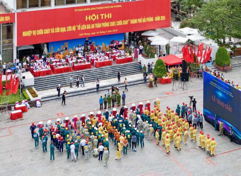 Tranh vẽ tuyên truyền về phòng cháy chữa cháy với nhiều hình ảnh minh họa cho các hoạt động phòng ngừa.