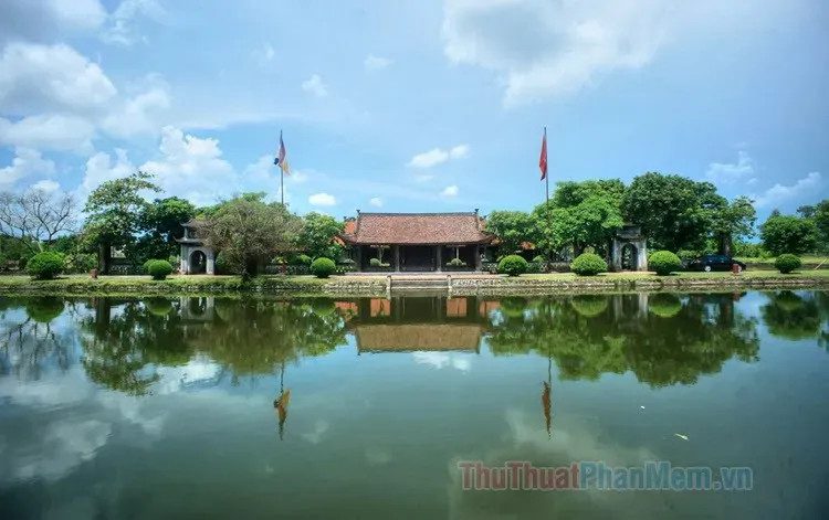 Tranh vẽ về quê hương với cảnh làng quê Việt Nam thanh bình và mộc mạc