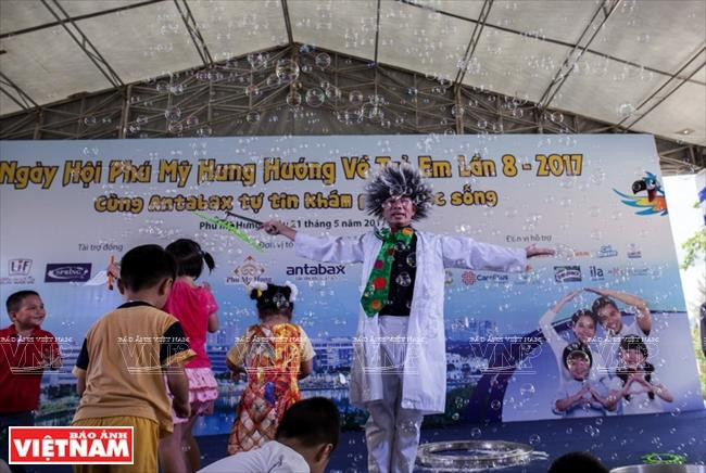 Tranh vẽ sân chơi ước mơ với nhiều trò chơi hấp dẫn và những đứa trẻ đang vui đùa