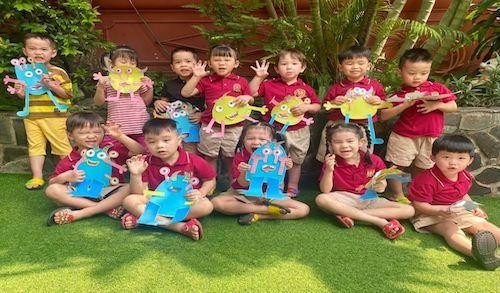 Tranh vẽ thầy cô cùng học sinh tham gia hoạt động ngoại khóa vui vẻ thể hiện tình cảm thầy trò