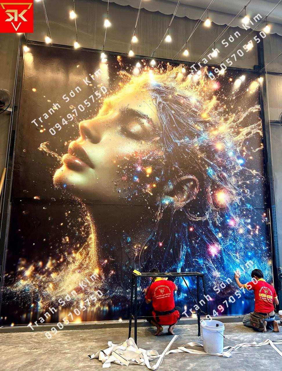 Bức tranh vẽ tường phòng khách chủ đề trừu tượng với màu sắc nổi bật, đậm chất nghệ thuật