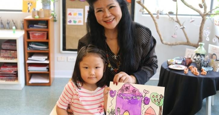 Tranh vẽ ước mơ của em với bầu trời đầy sao và những hành tinh kỳ thú