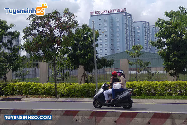 Một tòa nhà trong khuôn viên Trường Đại học Cảnh sát Nhân dân