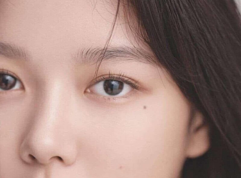 Hình ảnh cận cảnh kỹ thuật vẽ chân mày phẩy sợi tự nhiên với từng sợi mày được phác họa tỉ mỉ