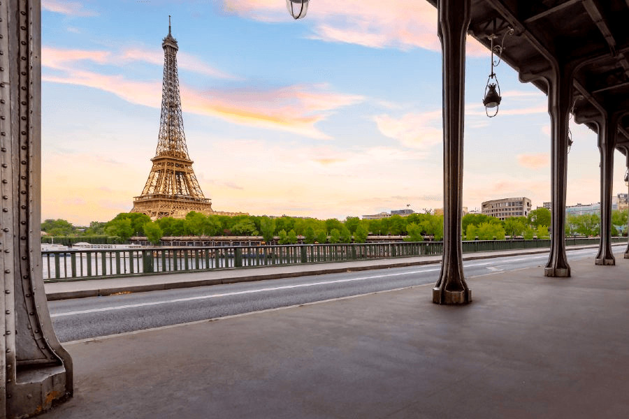 Vẽ chi tiết các bộ phận của thân tháp và đỉnh đèn ngọn hải đăng một cách tỉ mỉ