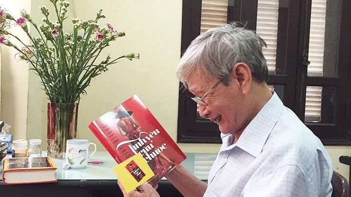 Bức tranh chân dung chú bộ đội với nụ cười hiền hậu gần gũi và thân thương bên đồng đội