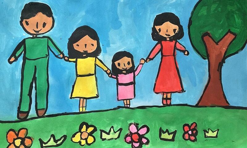 Bức tranh gia đình hạnh phúc đi dã ngoại tại công viên xanh mát cuối tuần vui vẻ