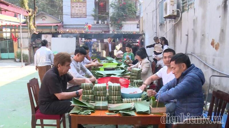 Tranh vẽ gia đình cùng nhau gói bánh chưng ngày Tết ấm cúng và sum vầy