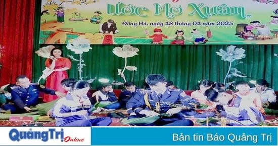 Tranh vẽ cảnh gia đình sum vầy gói bánh chưng ngày Tết truyền thống Việt Nam