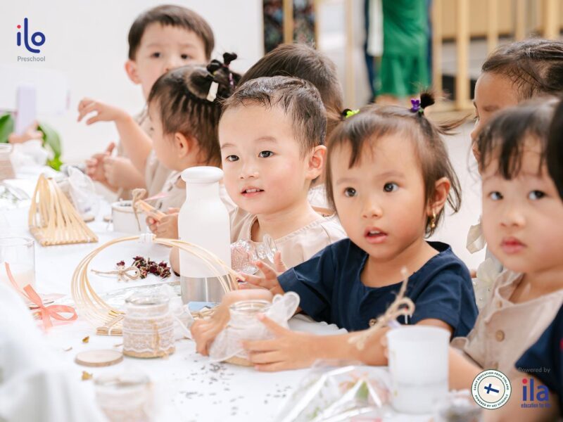 Tranh vẽ hoạt động ngoại khóa của trường mầm non các bé đang cắm trại và vui chơi ngoài trời