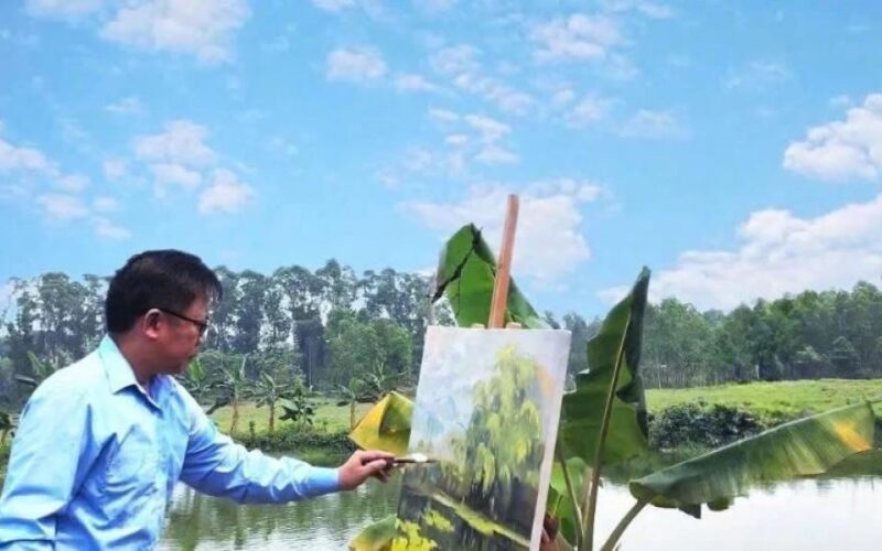 Cảnh làng quê thanh bình với những mái nhà ngói đỏ và lũy tre xanh