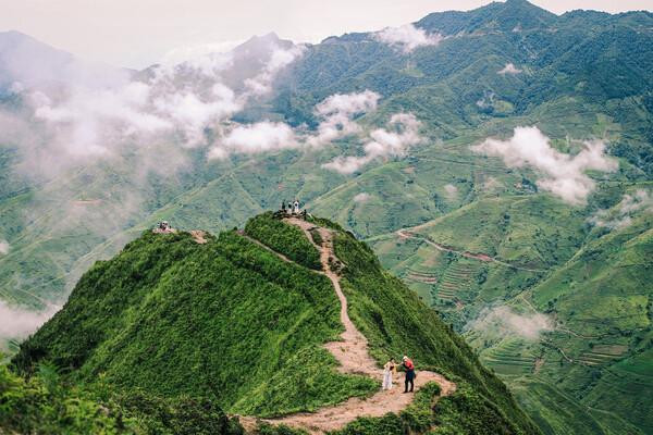 Núi non hùng vĩ với rừng cây xanh mát và thác nước đổ xuống