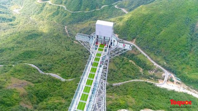 Mẫu vẽ tranh phong cảnh núi non lớp 7 đơn giản hùng vĩ với các dãy núi và mây trời