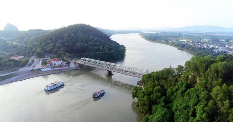 Vẽ tranh chủ đề quê hương với hình ảnh con sông quê hiền hòa chảy qua làng mạc trù phú