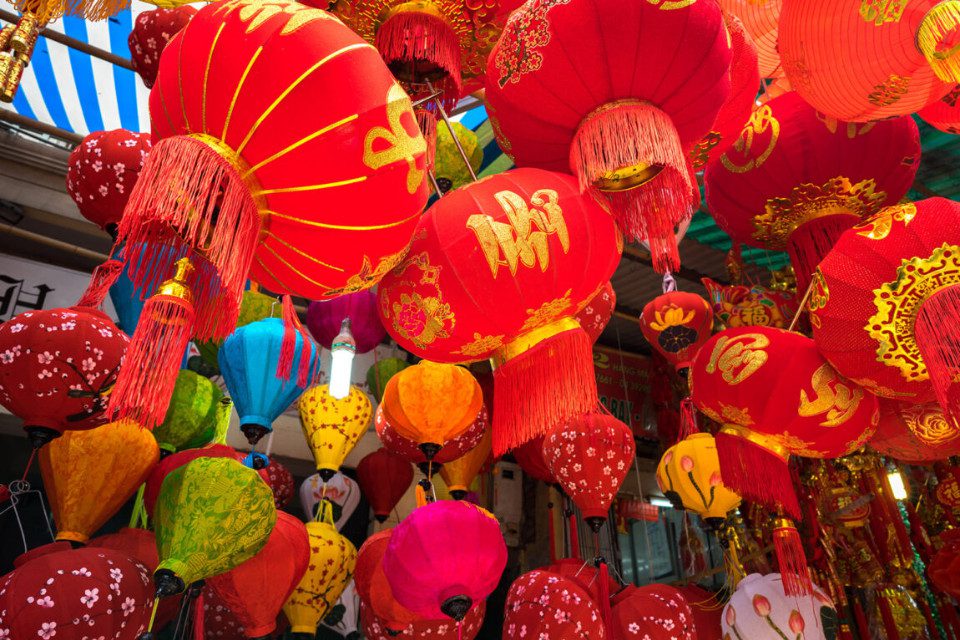 Bức tranh vẽ ngày Tết cổ truyền với hình ảnh gói bánh chưng và câu đối đỏ ý nghĩa