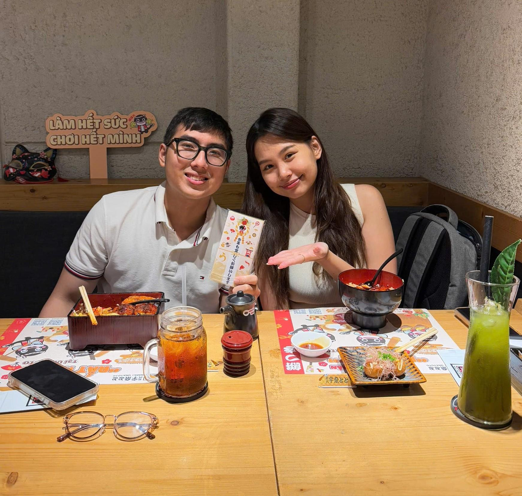 Trẻ em vui tươi nhận lì xì trong tranh Tết đơn giản