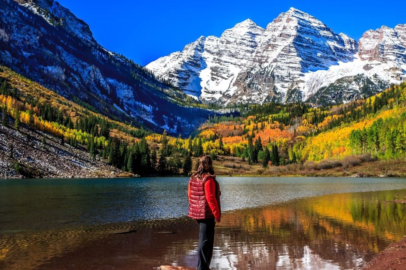 Bức tranh vẽ về thiên nhiên hồ nước trong xanh phản chiếu núi non hùng vĩ tuyệt đẹp