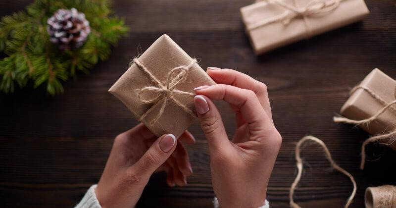 Ý tưởng trang trí khung tranh vẽ tay bằng các vật liệu tự nhiên như cành cây khô, vỏ sò độc đáo