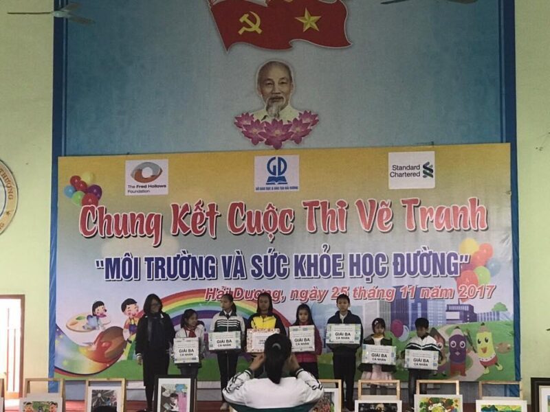 Ý tưởng tranh vẽ học sinh nam và nữ cùng nhau thu gom rác và quét sân trường