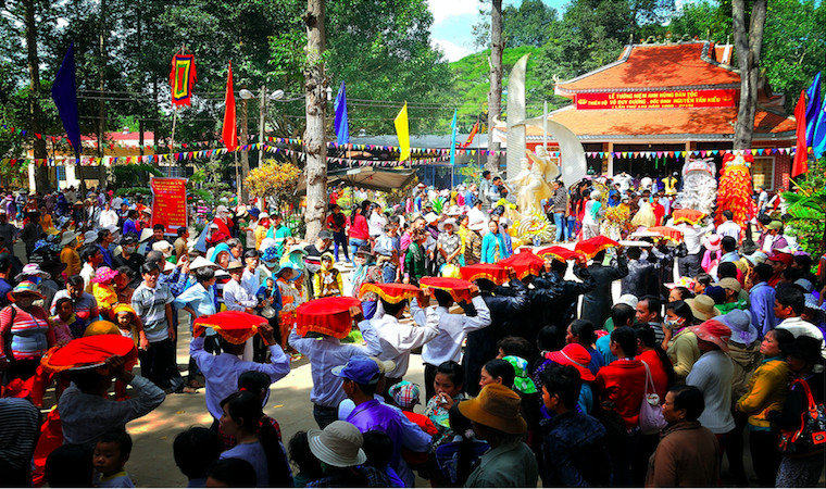 Ý tưởng tranh vẽ chủ đề lễ hội lớp 9 tập trung vào các hoạt động dân gian truyền thống mang đậm bản sắc văn hóa