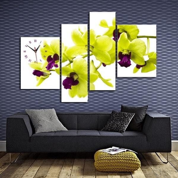 Không gian phòng khách được trang trí bằng tranh vẽ tay đơn giản với chủ đề thiên nhiên