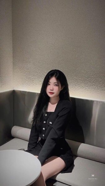 Ảnh gái xinh với ánh mắt trong sáng và vẻ đẹp dịu dàng.