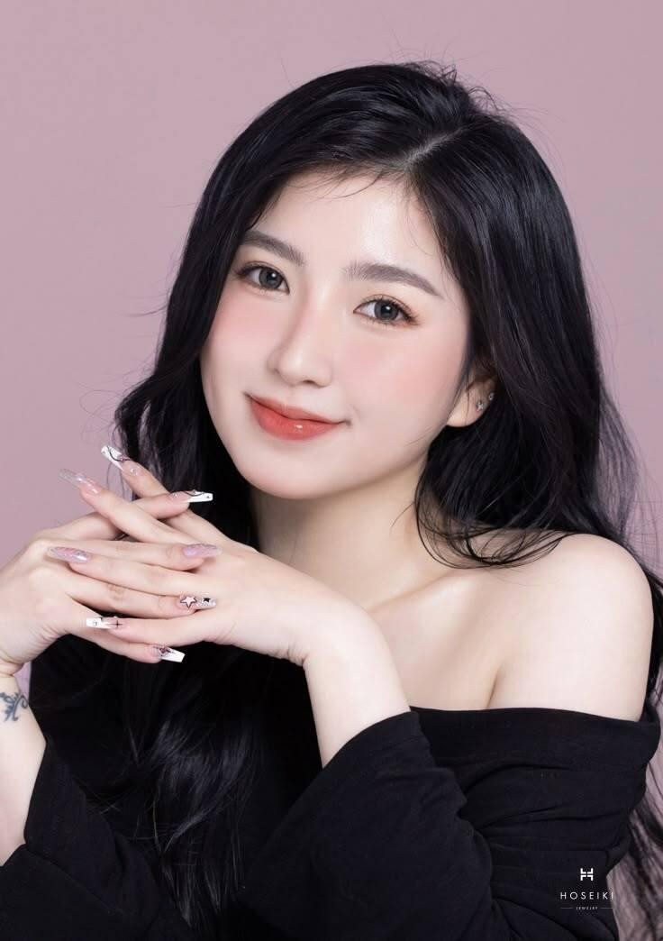 Ảnh gái xinh với phong cách thanh lịch, sang trọng đầy cuốn hút.