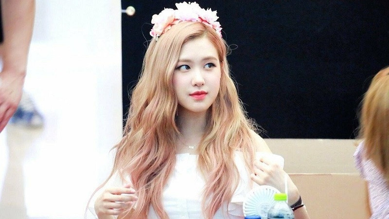 Ảnh Rose Blackpink trên bìa tạp chí thời trang