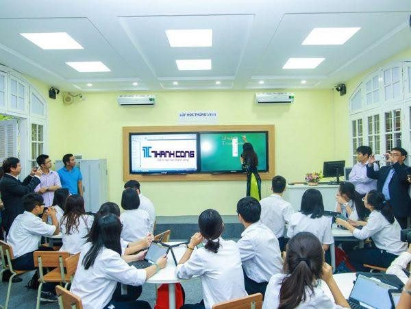 Bộ dụng cụ vẽ kỹ thuật cơ bản bao gồm bút chì, thước kẻ, compa và tẩy để thực hành cách vẽ hình lăng trụ đứng