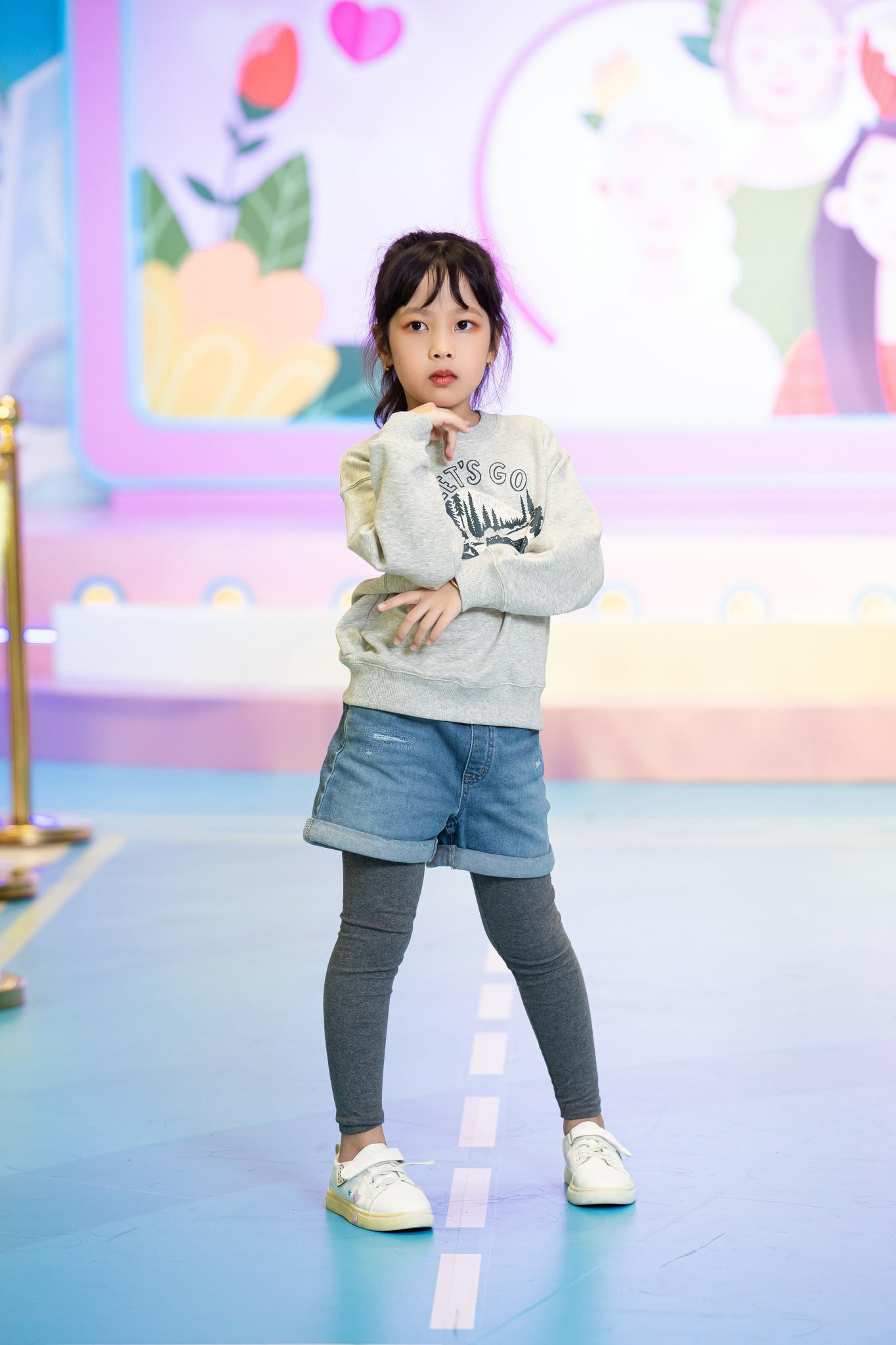 Hoàn thiện bản vẽ tay áo vest nữ với các chi tiết nếp gấp và hiệu ứng bóng đổ