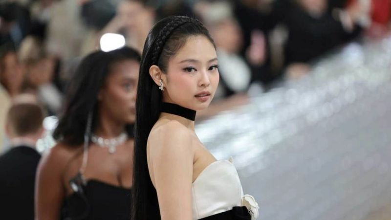 Jennie xuất hiện trong chương trình tạp kỹ "Village Survival, the Eight" của SBS